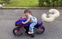 Con gái Cường Đô la tự lái “siêu xe”, phong thái chuẩn rich kid