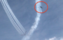 Soi UFO táo tợn đối đầu với 10 máy bay quân sự