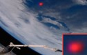 UFO đốm đỏ tiếp cận trạm vũ trụ quốc tế ISS