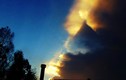 Bí ẩn khối tam giác lấp ló trong đám mây vàng nghi UFO