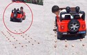 Video: Bé trai 4 tuổi trổ tài lùi đỗ ôtô