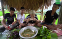 Youtuber Việt câu like từ việc “thưởng thức” món ăn kinh dị