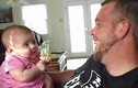 Bất ngờ bé hai tháng tuổi biết nói “con yêu bố“