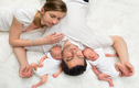 Vô vàn lợi ích khi cho trẻ ngủ cùng bố mẹ