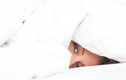 Trùm chăn khi ngủ: Tưởng vô hại nhưng lại gây tổn thương não bộ