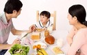 Cho trẻ ăn sáng thế này bằng hại con, thực phẩm nào cần tránh?