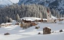 Cận cảnh ngôi làng tuyết rơi tuyệt đẹp dưới chân dãy Alpes