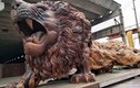 Choáng ngợp tượng sư tử khổng lồ từ gỗ quý gây sốt 