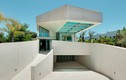 Biệt thự hiện đại với bể bơi có đáy bằng kính trên mái nhà