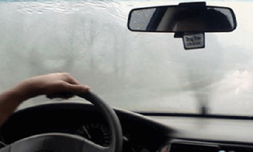 Xử lý kính lái ôtô bị mờ khi trời ẩm như thế nào?