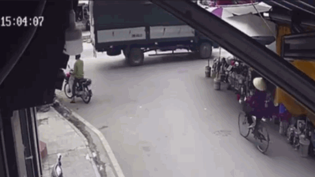 Video: Bị container tông khi cố lách sang đường, hai mẹ con suýt trả giá đắt