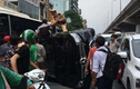 Hà Nội: Ô tô Mercedes gây tai nạn lật nghiêng, cứu tài xế ra ngoài an toàn
