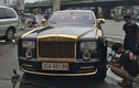 Rolls-Royce Phantom mạ vàng tiền tỷ sửa dưới lề đường Hà Nội