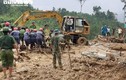 Dầm mưa bới rác trên sông tìm nạn nhân mất tích ở Trà Leng