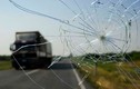 Lái xe ôtô với kính chắn gió bị nứt liệu có an toàn?