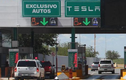 Xe ôtô điện Tesla có làn đường chạy riêng ở biên giới Mỹ - Mexico