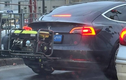 Tesla Model 3 tại Ukraine "cõng" chiếc máy phát điện chạy xăng