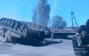 Hy hữu: pháo tự hành 2S3 Ukraine ngã ngửa bụng lên trời