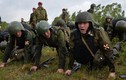 Mục kích lính Bộ Nội vụ Nga “giành giật” mũ nồi đỏ