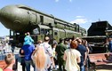 Dân Nga khoái chí lái xe phóng tên lửa đạn đạo Topol-M