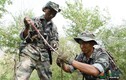 Lính Trung Quốc quyết không kém Mỹ, nuốt sống rắn độc