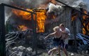 Clip ngôi làng đông Ukraine tan tành vì pháo kích