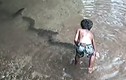 Phát hãi em bé vô tư chơi đùa với lươn điện