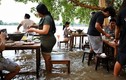 Thái Lan: Nhà hàng ngập nước, khách xắn quần đứng ăn!