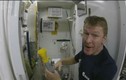 Phi hành gia hướng dẫn cách sử dụng toilet trên không gian