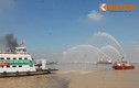Nườm nượp diễn tập chữa cháy trên phà Bình Khánh