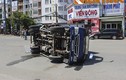 Bị xế hộp “hạ đo ván”, xe tải lật nhào trên đường