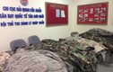 Hàng cấm quân phục Mỹ bị giữ tại sân bay Tân Sơn Nhất