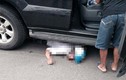 Hai người bị xe Toyota Prado kéo lê 5m trên đường Văn Cao