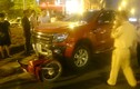 Hà Nội: Ô tô bán tải đâm bẹp taxi, húc xe máy