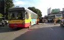 Nam thanh niên bị xe bus cán chết thảm ngay cổng CV Thống Nhất
