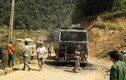 Xe tải chở đá cháy rụi trên quốc lộ ở Sơn La
