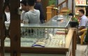 Nam thanh niên dùng búa đập tủ kính, cướp tiệm vàng ở Quảng Nam
