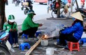Hà Nội: Người lao động đốt lửa sưởi ấm trong trời giá rét