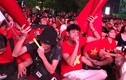 Người dân TP HCM đội mưa cổ vũ ĐT Việt Nam