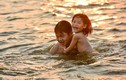 Nóng 40 độ C, hồ lớn nhất Hà Nội thành bãi tắm lý tưởng