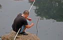 Tại sao người đàn ông câu cá trên sông Tô Lịch làm cả Hà Nội xôn xao?