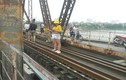 Ảnh: Giới trẻ lên cầu Long Biên chụp ảnh bất chấp biển cấm