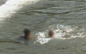 Đạp xe qua cầu, 2 cháu bé rơi xuống sông bị đuối nước thương tâm