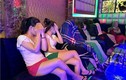 Nhân viên karaoke sẽ phải đeo biển tên từ tháng 9