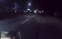 Video: Kinh hoàng người đàn ông quỳ gối giữa quốc lộ bị xe tông trúng
