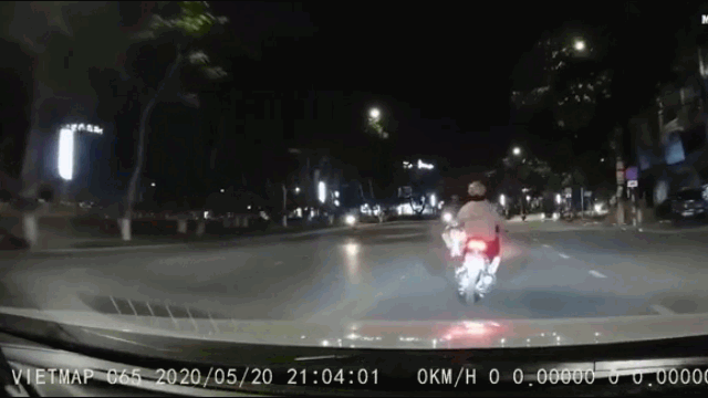 Video: Chạy lấn làn tốc độ cao, nam thanh niên lao thẳng vào đầu ô tô