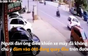 Video: Không chú ý, mô-tô đâm vào xế hộp đang quay đầu xe