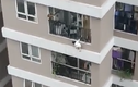 Video: Bé 2 tuổi rơi từ tầng 12A xuống đất và cái kết bất ngờ