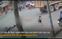 Video: Khoảnh khắc 3 mẹ con bị xe tải cuốn vào gầm