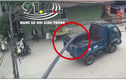 Video: Bị cây sắt đâm trúng người, nam thanh niên rơi khỏi xe máy